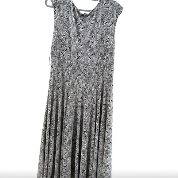 Chic Gray Patterned Midi Dress - Picture 8 of 8
